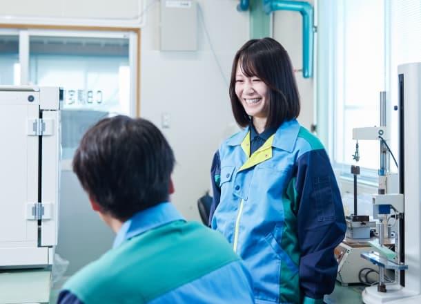 談笑する社員